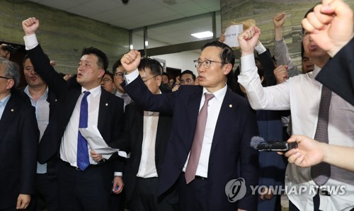 구호외치는 홍영표 원내대표와 의원들(서울=연합뉴스) 하사헌 기자 = 더불어민주당 홍영표 원내대표와 의원들이 지난 26일 새벽 공수처 법안 제출을 놓고 더불어민주당과 자유한국당의 몸싸움이 벌어진 국회 의안과 앞에서 구호를 외치고 있다.