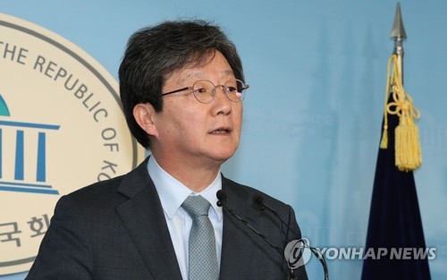 유승민 "불법 사보임 취소해야"(서울=연합뉴스) 하사헌 기자 = 바른미래당 유승민 의원이 28일 국회 정론관에서 긴급기자회견을 한 뒤 취재진의 질문에 답하고 있다. 유 의원은 공직선거법 개정안과 고위공직자범죄수사처법 등의 패스트트랙 지정을 둘러싼 국회 폭력 사태에 대해 "손학규 대표와 김관영 원내대표는 불법 사보임을 당장 취소하고 원위치로 돌려야 한다"고 말했다. 2019.4.28 toadboy@yna.co.kr