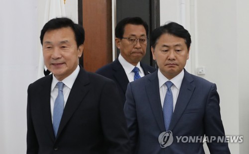 최고위원회의 들어서는 손학규-김관영[연합뉴스 자료사진]