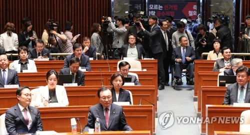 굳은 표정의 이해찬, 홍영표, 이상민(서울=연합뉴스) 이진욱 기자 = 더불어민주당 이해찬 대표(왼쪽 두번째)와 홍영표 원내대표(왼쪽), 사개특위 위원장인 이상민 의원(뒤 가운데)이 지난 29일 국회에서 열린 의원총회에 굳은 표정으로 참석해 있다. 맞은편 입구에는 자유한국당이 내걸은 선거법·공수처법 반대 현수막이 걸려 있다.  cityboy@yna.co.kr