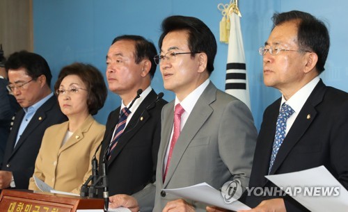 패스트트랙 국회 대치 관련 긴급기자회견하는 민평당(서울=연합뉴스) 하사헌 기자 = 정동영 대표 등 민주평화당 의원들이 지난 29일 오후 국회 정론관에서 패스트트랙 국회 대치 관련 긴급 기자회견을 하고 있다.