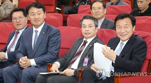 사회자 바라보는 손학규-김관영(서울=연합뉴스) 김주형 기자 = 바른미래당 손학규 대표(오른쪽)와 김관영 원내대표(왼쪽 두번째)가 지난 29일 오후 국회 의원회관에서 열린 '2019 새만금 복합리조트 개발 사업 정책토론회'에서 사회자의 발언을 경청하고 있다.