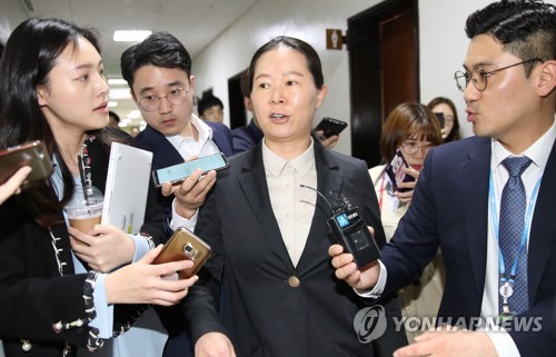 보도진 질문 받는 권은희 의원(서울=연합뉴스) 이진욱 기자 = 29일 '고위공직자부패수사처 설치 및 운영에 관한 법안'을 제출한 바른미래당 권은희 의원이 국회로 들어서며 보도진 질문을 받고 있다. 2019.4.29 cityboy@yna.co.kr