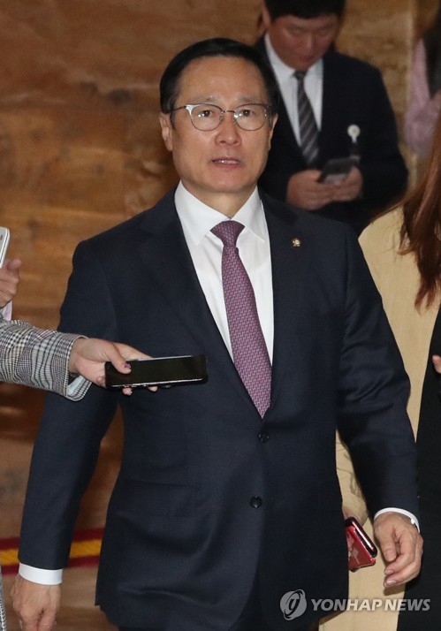 민주당, 결론 나오나(서울=연합뉴스) 이진욱 기자 = 더불어민주당 홍영표 원내대표가 29일 국회에서 열린 의원총회에 들어서고 있다. 2019.4.29 cityboy@yna.co.kr