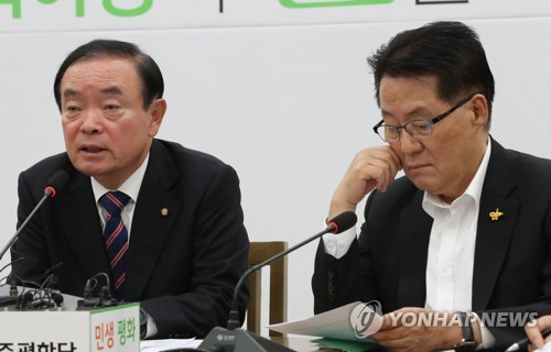 발언하는 장병완 원내대표(서울=연합뉴스) 이진욱 기자 = 민주평화당 장병완 원내대표(왼쪽)가 29일 국회에서 열린 의원총회에서 패스트트랙 관련 발언하고 있다. 2019.4.29 cityboy@yna.co.kr