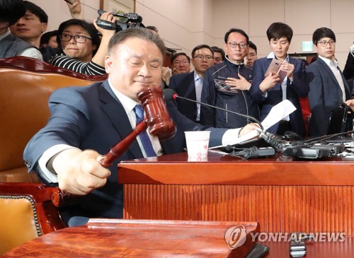 공수처 법안 패스트트랙 지정(서울=연합뉴스) 김주형 기자 = 지난 29일 국회에서 열린 사개특위 전체회의에서 이상민 위원장이 공수처 법안을 패스트트랙으로 지정한 뒤 의사봉을 두드리고 있다. kjhpress@yna.co.kr