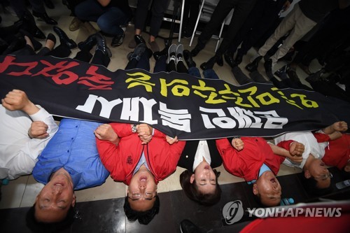 항의하는 한국당 의원들(서울=연합뉴스) 김주형 기자 = 자유한국당 의원들이 29일 밤 국회 문화체육관광위원회 회의실 앞에서 공수처·검경수사권 조정안 패스트트랙이 사법개혁특위 전체회의에서 지정되자 바닥에 누워 구호를 외치고 있다. kjhpress@yna.co.kr