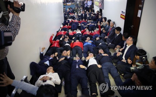 정개특위 개회 막기 위해 드러누운 한국당(서울=연합뉴스) 김인철 기자 = 자유한국당 의원들이 지난 29일 오후 국회 정치개혁특위가 열릴 것으로 예고되었던 국회 본청 4층 행정안전위원회 복도에서 정의당 의원들이 지나가지 못하게 누워서 길을 막고 있다. 정치개혁특위는 잠시 후 6층 정무위 회의장에서 열렸다.