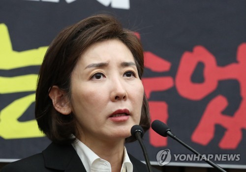 울먹이는 나경원 원내대표(서울=연합뉴스) 이진욱 기자 = 자유한국당 나경원 원내대표가 30일 국회에서 열린 의원총회에서 발언 도중 울먹이고 있다.  cityboy@yna.co.kr