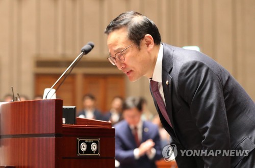 인사하는 홍영표 원내대표(서울=연합뉴스) 이진욱 기자 = 더불어민주당 홍영표 원내대표가 30일 국회에서 열린 의원총회에서 패스트트랙 처리 감사의 인사를 하고 있다.  cityboy@yna.co.kr