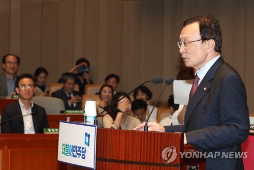 발언하는 이해찬 대표(서울=연합뉴스) 이진욱 기자 = 더불어민주당 이해찬 대표가 30일 국회에서 열린 의원총회에서 발언하고 있다. cityboy@yna.co.kr