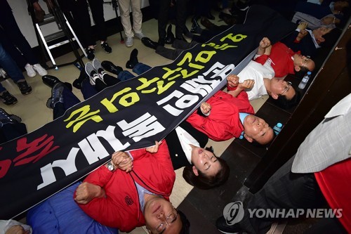 공수처 법안 패스트트랙 지정에 항의(서울=연합뉴스) 김주형 기자 = 30일 새벽 국회에서 열린 사개특위 전체회의에서 공수처 법안이 패스트트랙으로 지정되자 자유한국당 나경원 원내대표 등 의원들이 회의장 앞에서 항의 시위를 펼치고 있다.