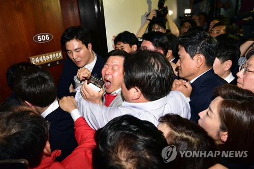 사개특위 회의장 진입 시도하는 자유한국당과 바른미래당(서울=연합뉴스) 김주형 기자 = 자유한국당 나경원 원내대표와 의원들, 바른미래당 유승민 의원, 오신환 의원 등이 지난 29일 오후 국회에서 국회 사법개혁특별위원회 전체회의가 열리는 국회 문화체육관광위원회 회의장으로 진입을 시도하고 있다.