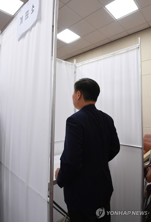 김재원 의원, 투표소에서 '버티기'(서울=연합뉴스) 이진욱 기자 = 지난 29일 국회 정무위원회에서 열린 정치개혁특별위원회 회의에서 자유한국당 김재원 의원이 투표소에 들어가 버티기를 하고 있다.