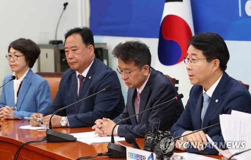 발언하는 더불어민주당 조정식 정책위의장(서울=연합뉴스) 이진욱 기자 = 더불어민주당 조정식 정책위의장(오른쪽)이 30일 국회에서 열린 원내대책회의에서 발언하고 있다.