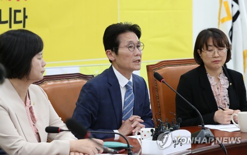 발언하는 윤소하 원내대표(서울=연합뉴스) 이진욱 기자 = 정의당 윤소하 원내대표(오른쪽 두번째)가 30일 국회에서 열린 의원총회에서 발언하고 있다.