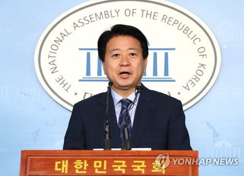 원내대표 출마 회견하는 노웅래(서울=연합뉴스) 김주형 기자 = 더불어민주당 노웅래 의원이 30일 오전 국회 정론관에서 원내대표 경선 출마 기자회견을 하고 있다. 2019.4.30 kjhpress@yna.co.kr