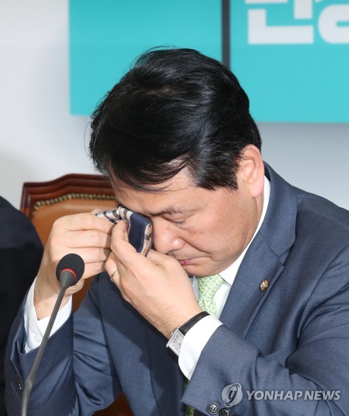 기자회견 도중 '눈물'(서울=연합뉴스) 이진욱 기자 = 바른미래당 김관영 원내대표가 30일 오전 국회에서 열린 기자회견에서 패스트트랙 소회를 밝히면서 눈물을 흘리고 있다.