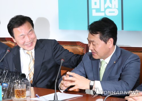 손학규 대표, 김관영 원내대표 격려(서울=연합뉴스) 이진욱 기자 = 바른미래당 손학규 대표(왼쪽)가 30일 오전 국회에서 열린 기자회견에서 김관영 원내대표를 격려하고 있다.