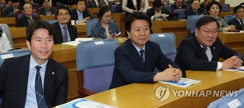 나란히 앉은 민주당 원내대표 후보들(서울=연합뉴스) 하사헌 기자 = 더불어민주당 원내대표 경선에 출마한 이인영(왼쪽부터), 노웅래, 김태년 의원이 30일 국회 의원회관에서 열린 '남북교류협력의 전망 : 백천 조세형 선생 10주기 정학토론회'에서 나란히 앉아 있다. 2019.4.30 toadboy@yna.co.kr