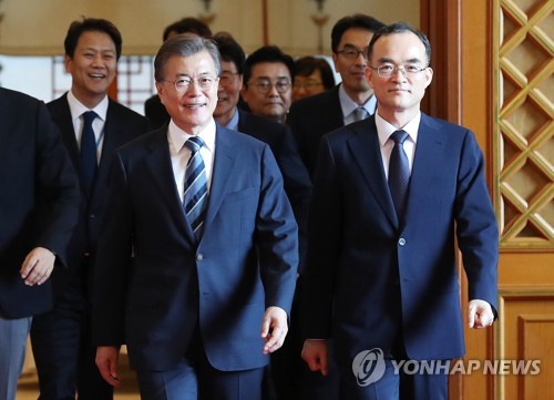 문 대통령, 검찰총장과 함께사진은 지난 2017년 7월 25일 문재인 대통령이 오후 청와대 본관에서 문무일 신임 검찰총장(오른쪽)에게 임명장을 수여한 뒤 함께 차담회장으로 향하고 있는 모습.[연합뉴스 자료사진]