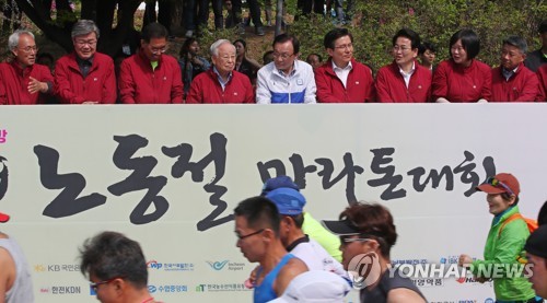 2019 한국노총 노동절 마라톤 대회(서울=연합뉴스) 김인철 기자 = 1일 오전 서울 영등포구 여의도공원 앞에서 열린 한국노총 노동절 마라톤대회에서 내빈들이 출발 버튼을 누르고 있다. 왼쪽부터 문성현 경제사회노동위원회 위원장, 이재갑 고용노동부 장관, 김주영 한국노총 위원장, 손경식 한국경영자총협회 회장, 더불어민주당 이해찬 대표, 자유한국당 황교안 대표, 민주평화당 정동영 대표, 정의당 이정미 대표. 2019.5.1 yatoya@yna.co.kr