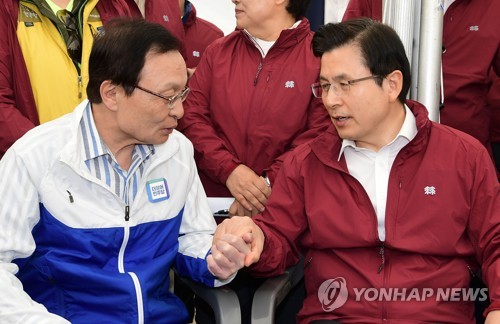 손잡는 이해찬과 황교안(서울=연합뉴스) 김인철 기자 = 더불어민주당 이해찬 대표(왼쪽)와 자유한국당 황교안 대표가 1일 오전 서울 영등포구 여의도공원에서 열린 한국노총 노동절 마라톤대회에서 대화하고 있다. 2019.5.1 yatoya@yna.co.kr