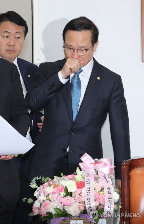 회의실 나서는 김관영-홍영표(서울=연합뉴스) 이진욱 기자 = 바른미래당 김관영 원내대표(왼쪽)와 더불어민주당 홍영표 원내대표가 1일 국회 운영위원장실에서 여야4당 원내대표와 회동을 마친 뒤 회의실을 나서고 있다. 2019.5.1 cityboy@yna.co.kr