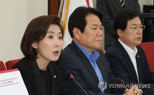 기자회견하는 나경원 원내대표(서울=연합뉴스) 하사헌 기자 = 자유한국당 나경원 원내대표가 1일 오후 국회 원내대표실에서 패스트트랙 7일간 저지투쟁 경과와 향후 투쟁 계획을 밝히는 기자회견을 하고 있다. 2019.5.1 toadboy@yna.co.kr