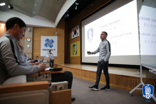 벤투 감독의 발언 모습[대한축구협회 제공]