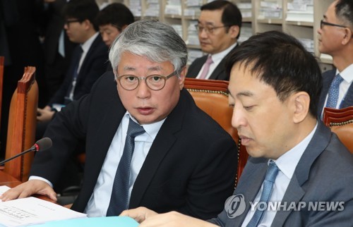 이야기하는 조응천과 금태섭사진은 지난 4월 1일 더불어민주당 조응천 의원(왼쪽)과 금태섭 의원이 오전 열린 국회 법사위 법안심사제1소위에서 이야기를 나누고 있는 모습.[연합뉴스 자료사진]