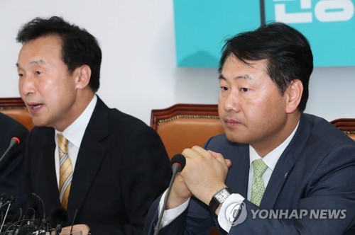 기자회견 하는 손학규-김관영(서울=연합뉴스) 이진욱 기자 = 바른미래당 손학규 대표(왼쪽)와 김관영 원내대표가 지난 4월 30일 오전 국회에서 기자회견을 하고 있다. cityboy@yna.co.kr