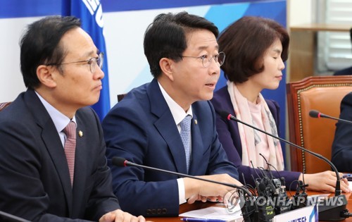 정책조정회의에서 발언하는 조정식(서울=연합뉴스) 김주형 기자 = 더불어민주당 조정식 정책위의장(가운데)가 2일 오전 국회에서 열린 정책조정회의에서 발언하고 있다. 왼쪽은 홍영표 원내대표.