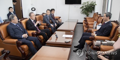 면담하는 김학용과 반기문(서울=연합뉴스) 김학용 환경노동위원회 위원장(오른쪽)이 2일 오후 국회를 방문한 반기문 국가기후환경회의 위원장과 면담하고 있다. [국가기후환경회의 제공]