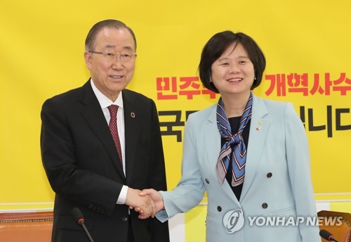 악수하는 이정미와 반기문(서울=연합뉴스) 하사헌 기자 = 정의당 이정미 대표가 2일 국회에서 반기문 미세먼지 문제 해결을 위한 국가기후환경회의 위원장의 예방을 받고 악수하고 있다.