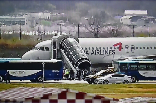 부대 버스를 투입해 사고 항공기 승객 운송하는 공군 1전비[공군 제1전투비행단 제공]