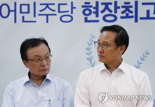 이해찬 대표와 홍영표 원내대표(서울=연합뉴스) 신준희 기자 = 3일 서울 관악구에 위치한 첫 공립 전환 유치원인 구암유치원에서 열린 더불어민주당 현장최고위원회의.
    이해찬 대표(왼쪽)와 홍영표 원내대표가 굳은 표정을 짓고 있다.