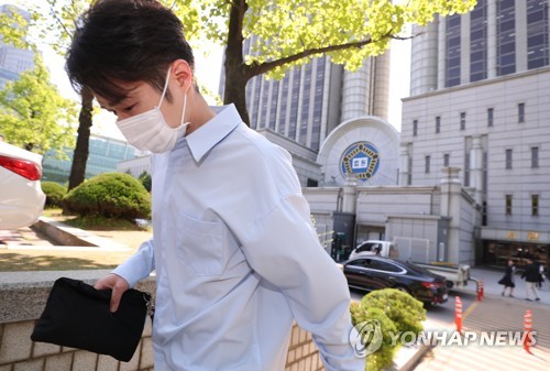 세 번째 음주운전 '하트시그널' 김현우, 항소심도 벌금형(서울=연합뉴스) 김도훈 기자 = 음주운전 혐의로 기소된 예능프로그램 '하트시그널' 출연자 김현우 씨가 3일 오전 서울 서초구 서울중앙지법에서 열린 항소심 선고공판을 마친 뒤 건물을 나서고 있다.
    세 번째 음주운전이 적발돼 1심에서 벌금형을 받은 김씨는 항소심에서도 원심과 같은 1천만원의 벌금형을 선고받았다.2019.5.3 superdoo82@yna.co.kr