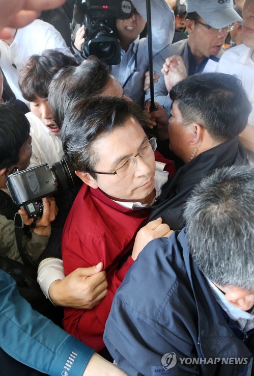 한국당 황교안 대표 방문에 아수라장된 광주 송정역(광주=연합뉴스) 천정인 기자 = 3일 오전 광주 송정역 광장에서 전국 순방 투쟁으로 광주를 찾은 자유한국당 황교안 대표가 항의하는 시민들에게 가로막혀있다. 2019.5.3 iny@yna.co.kr