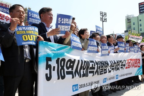 '한국당, 5·18역사왜곡처벌법 제정 협조하라'(광주=연합뉴스) 정회성 기자 = 3일 오후 광주 동구 금남로 5·18민주광장에서 오월단체와 지역 시민·사회단체 대표단이 5·18역사왜곡처벌법 제정에 협조하지 않으면 자유한국당 황교안 대표의 5·18민주화운동 39주년 기념식 참석을 용납하지 않겠다며 기자회견을 열고 있다. 2019.5.3 hs@yna.co.kr