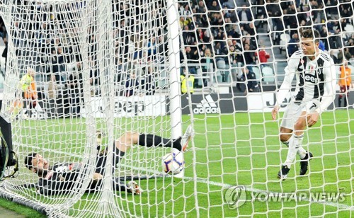 헤딩으로 동점 골을 기록하는 유벤투스의 크리스티아누 호날두[AP=연합뉴스]