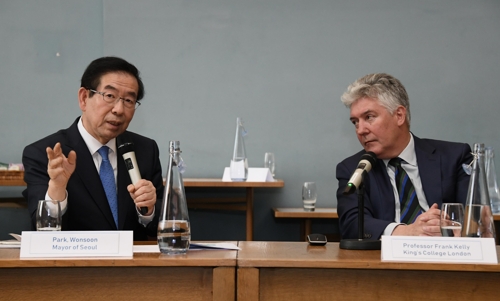 영국 런던을 방문 중인 박원순 서울시장이 3일(현지시간) 런던 킹스 컬리지에서 프랭크 켈리 교수를 만나 대기 질 정책에 대한 의견을 교환하고 있다. 2019.05.03 [서울시 제공]