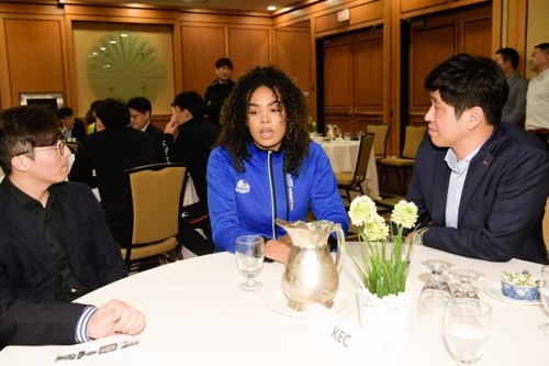 김종민 도로공사 감독(맨 오른쪽)과 앳킨슨(중앙)[한국배구연맹 제공]