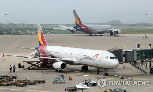 아시아나항공 기체 결함으로 국제선 항공기 지연사진은 지난 2018년 7월 17일 오전 인천국제공항에서 아시아나 일부 항공기가 기체 결함 및 정비로 인해 미국 뉴욕과 LA 등으로 향하는 국제선 비행기가 지연되던 모습.[연합뉴스 자료사진]