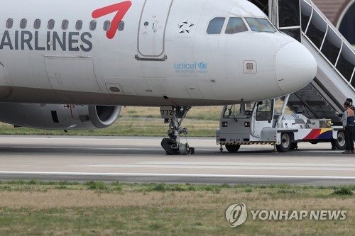 아시아나 여객기, 착륙 중 앞바퀴 파손지난 4월 9일 착륙 과정에서 앞바퀴가 파손된 아시아나 여객기가 광주공항 활주로에 멈춰서 있다. 사고 당시 승객 111명이 타고 있었는데 부상자가 없는 것으로 전해졌다.[연합뉴스 자료사진]