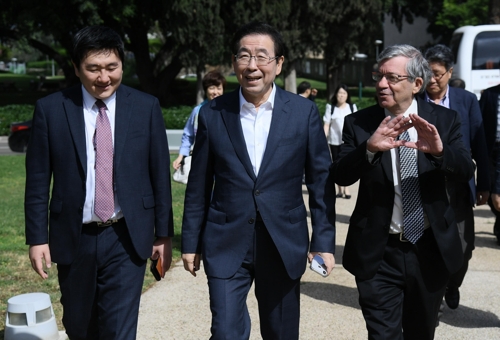 이스라엘을 방문 중인 박원순 서울시장(가운데)이 7일(현지시간) 텔아비브 인근 레호보트 소재 와이즈만연구소에서 모르데하이 셰베스 와이즈만연구소 부총장(오른쪽)과 이원재 요즈마그룹 아시아총괄(왼쪽)과 연구소를 둘러보는 모습. 2019.05.07 [서울시 제공]