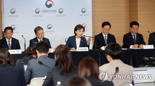 정부, '3기 신도시' 추가 건설계획 발표(서울=연합뉴스) 이정훈 기자 = 김현미 국토교통부 장관이 7일 오전 서울 종로구 세종로 정부서울청사에서 '수도권 주택 30만호 공급방안' 제3차 신규택지 추진계획을 발표하고 있다. 2019.5.7