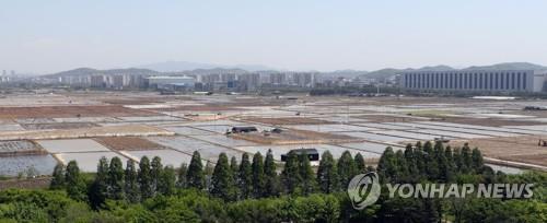 신도시 들어서는 부천 대장동 (부천=연합뉴스) 윤태현 기자 = 정부가 제3기 신도시를 짓겠다고 발표한 7일 경기도 부천시 대장동 신도시 대상 부지에서 농부들이 논일을 하고 있다. 2019.5.7