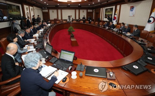 국무회의(서울=연합뉴스) 임헌정 기자 = 홍남기 경제부총리 겸 기획재정부 장관이 7일 오전 서울 종로구 정부서울청사에서 열린 국무회의에서 인사말을 하고 있다. 2019.5.7 kane@yna.co.kr