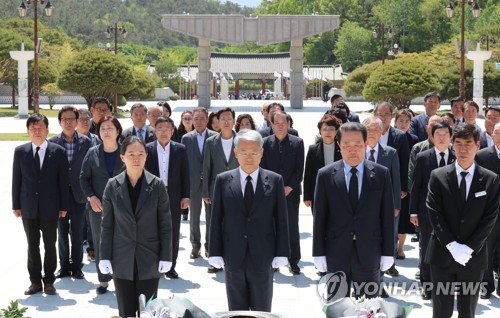 바른미래당 광주시당 5·18묘지 참배(광주=연합뉴스) 박철홍 기자 = 7일 오전 광주 북구 국립 5·18민주묘지를 방문한 바른미래당 김동철 광주시당위원장이 박주선·권은희 의원과 함께 참배하고 있다. 2019.5.7 pch80@yna.co.kr